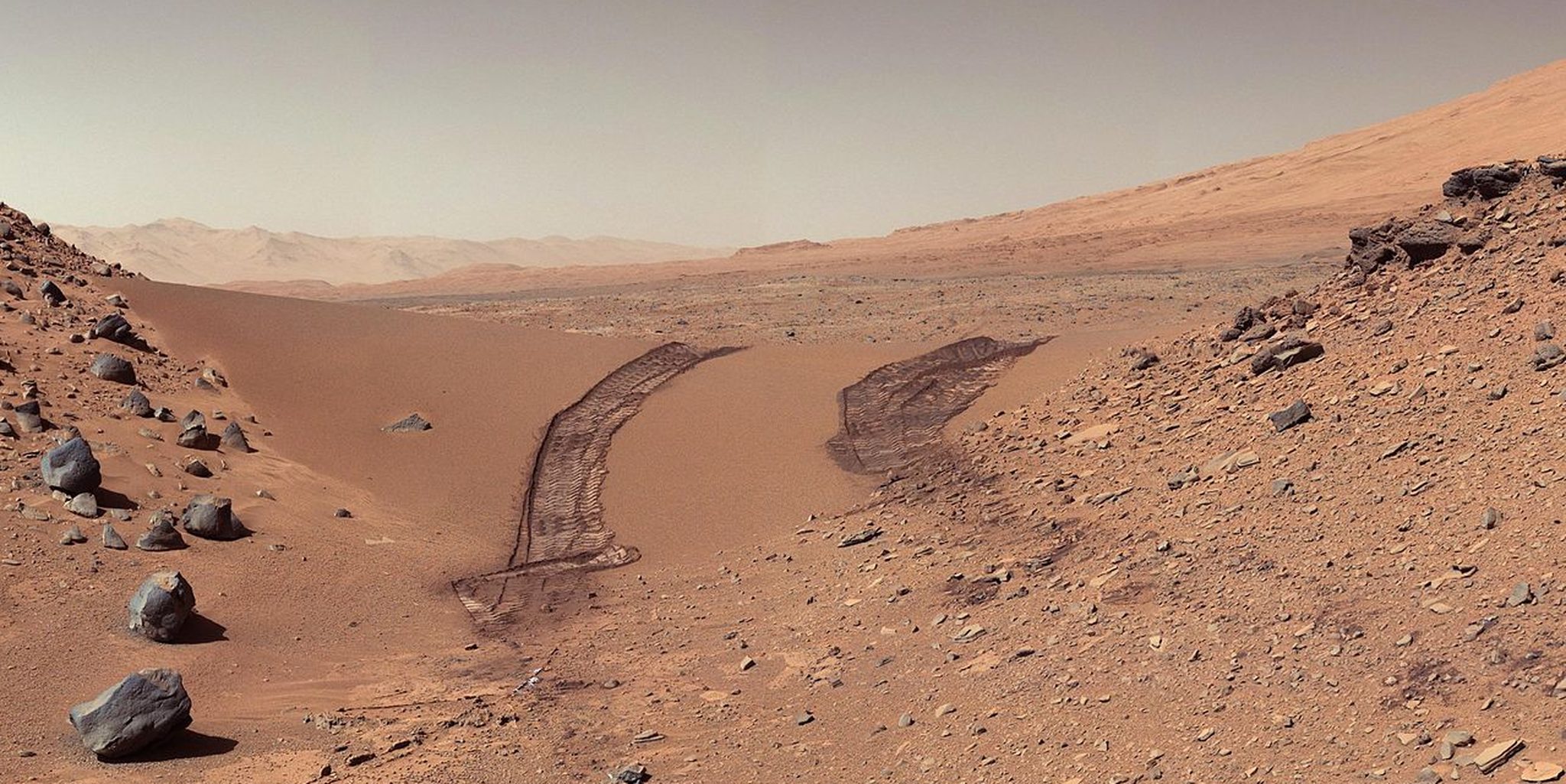 nasa公布最新照片,巨大"蜘蛛"爬过火星地面,数量众多