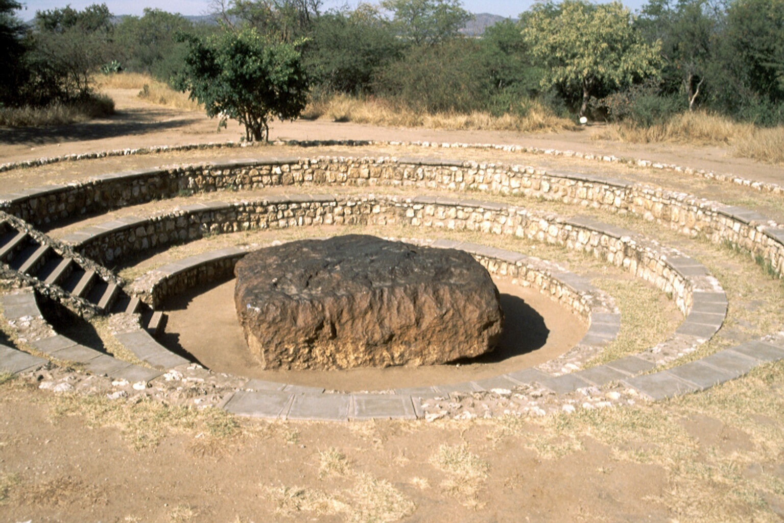 Гоба. Метеорит Гоба. Метеорит Гоба Намибия. Метеорит Гоба Намибия 1920 г. Метеорит 1790 во Франции.