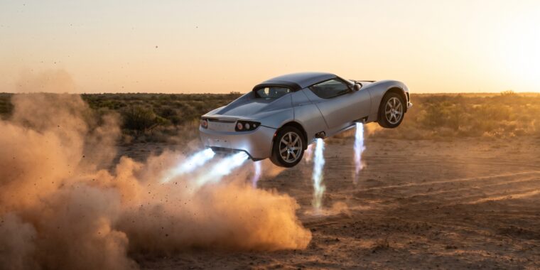 新一代特斯拉 Roadster 在 SpaceX 测试场腾空飞起,冷气推进器喷出蓝白火焰