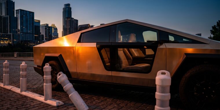撞完 bollard 一个月就上路:特斯拉 Cybercab 哪来的胆子