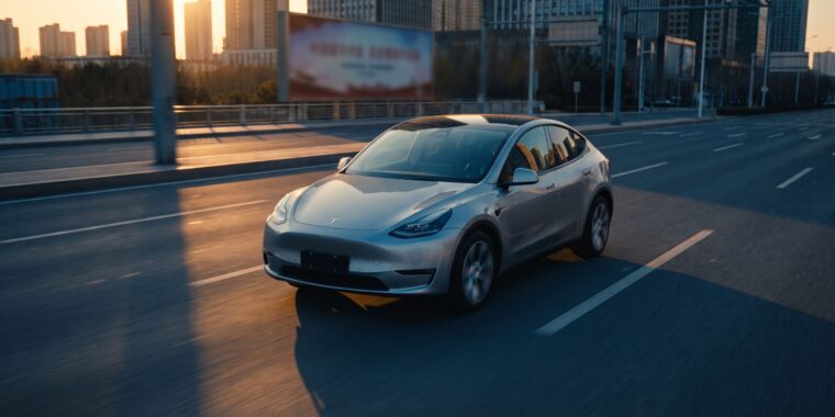 特斯拉 Model Y 在中国城市黄昏公路上空旷行驶,夕阳斜照,远景模糊广告牌,电影感,16:9