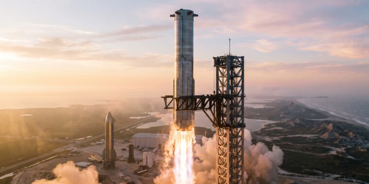 SpaceX Starship 助推器返回发射塔,塔架筷子臂准备捕获,电影感日出场景